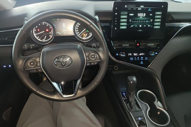 Used Toyota Camry 2023 2.0G Luxury Edition Center Console