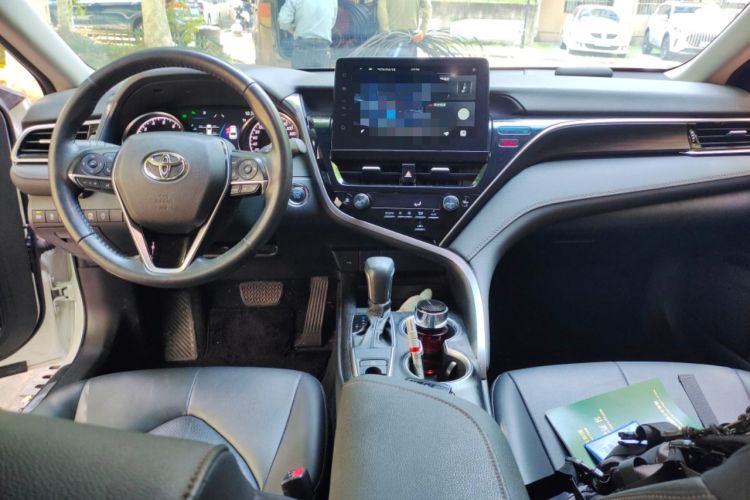 Used Toyota Camry 2023 2.0G Luxury Edition Center Console