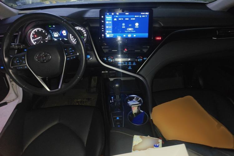 Used Toyota Camry 2023 2.0G Luxury Edition Center Console