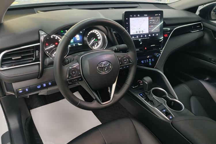 Used Toyota Camry 2023 2.0G Luxury Edition Center Console