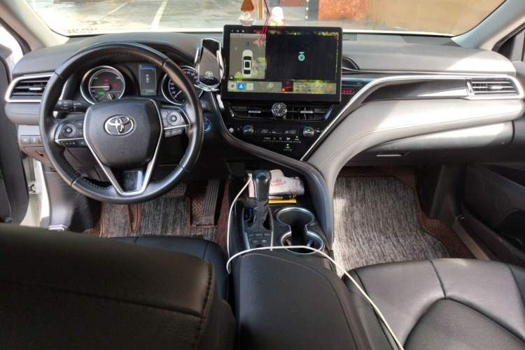 Used Toyota Camry 2023 Dual-Motor 2.5 HGVP Leading Edition Center Console