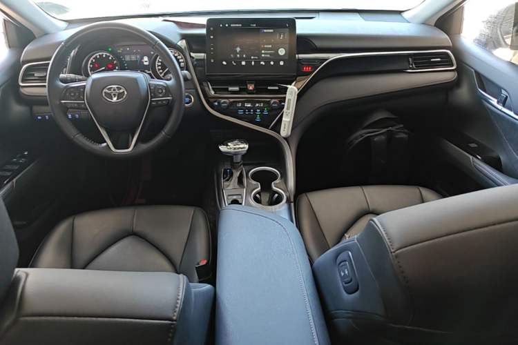 Used Toyota Camry 2023 2.0G Luxury Edition Center Console