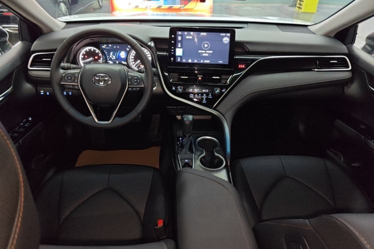 Used Toyota Camry 2023 2.0G Luxury Edition Center Console