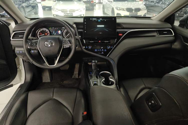 Used Toyota Camry 2023 2.0G Luxury Edition Center Console