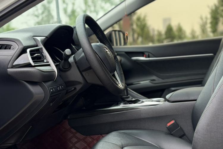Used Toyota Camry 2023 2.0G Luxury Edition Interior 10