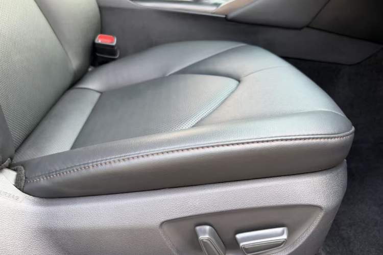 Used Toyota Camry 2023 2.0G Luxury Edition Interior 4