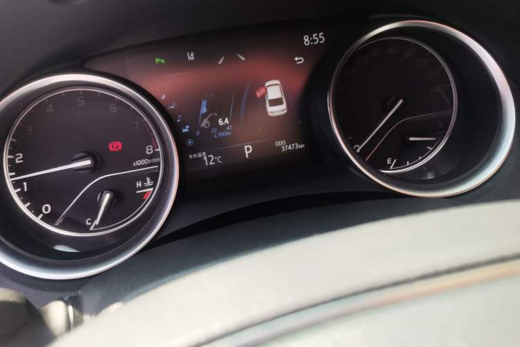 Used Toyota Camry 2023 2.0G Luxury Edition Odometer Close Up