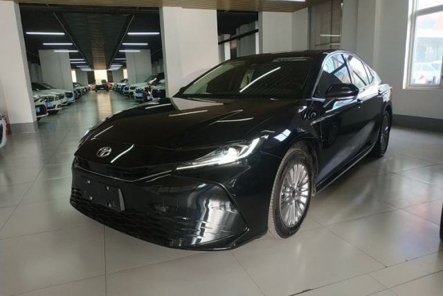 Ojetý Toyota Camry 2024 Dual-Motor 2.0 HE Elite Edition