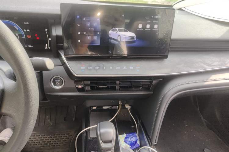 Used Toyota Camry 2024 Dual-Motor 2.0 HE Elite Edition Audio And AC Panel