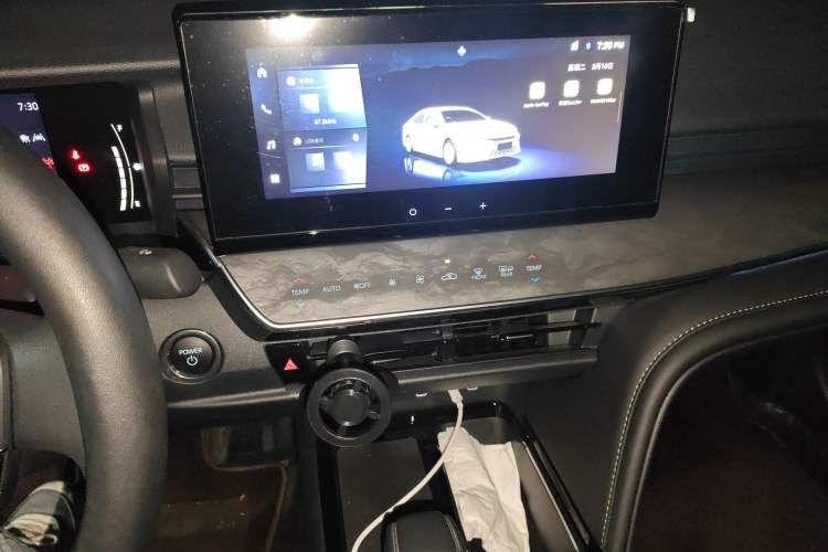 Used Toyota Camry 2024 Dual-Motor 2.0 HE Elite Edition Audio And AC Panel