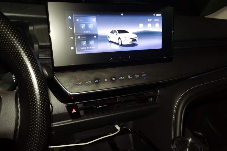 Used Toyota Camry 2024 Dual-Motor 2.0 HE Elite Edition Audio And AC Panel