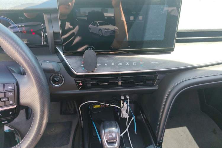 Used Toyota Camry 2024 Dual-Motor 2.0 HGVP Luxury Edition Audio And AC Panel
