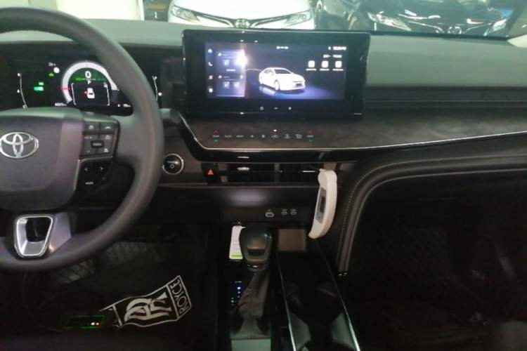 Used Toyota Camry 2024 Dual-Motor 2.0 HE Elite Edition Audio And AC Panel