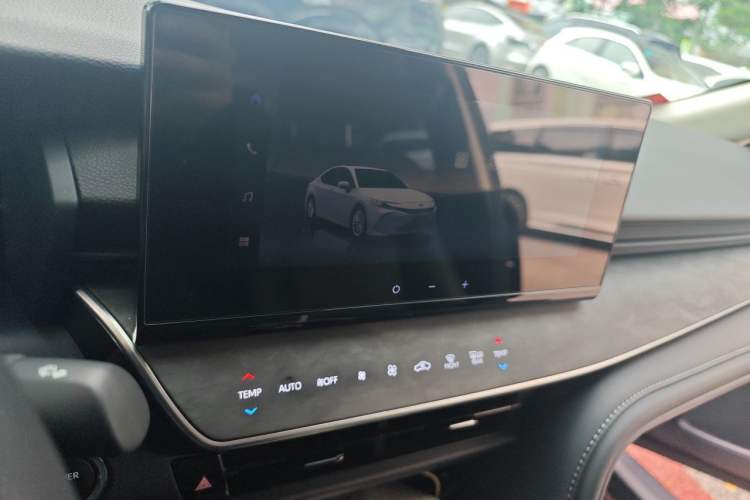 Used Toyota Camry 2024 Dual-Motor 2.0 HE Elite Edition Audio And AC Panel