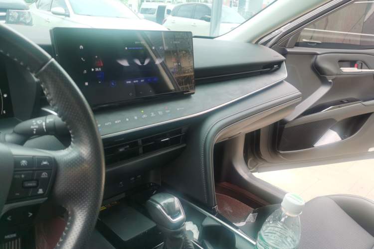 Used Toyota Camry 2024 Dual-Motor 2.0 HGVP Luxury Edition Audio And AC Panel