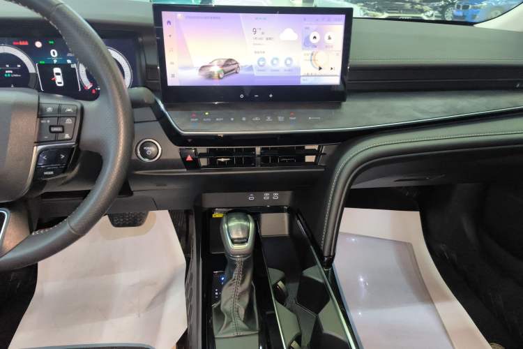 Used Toyota Camry 2024 Dual-Motor 2.0 HG Premium Edition Audio And AC Panel