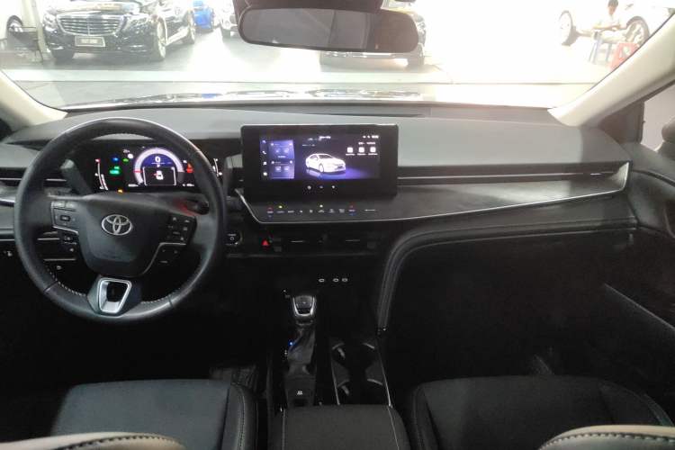 Used Toyota Camry 2024 Dual-Motor 2.0 HGVP Luxury Edition Center Console