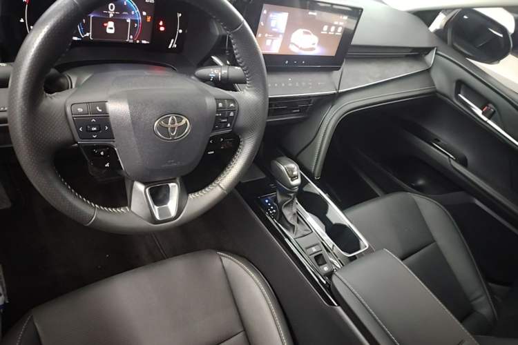 Used Toyota Camry 2024 Dual-Motor 2.0 HGVP Luxury Edition Center Console