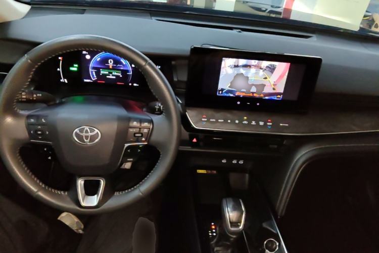 Used Toyota Camry 2024 Dual-Motor 2.0 HGVP Luxury Edition Center Console
