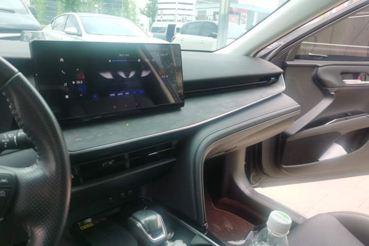 Used Toyota Camry 2024 Dual-Motor 2.0 HGVP Luxury Edition Center Console
