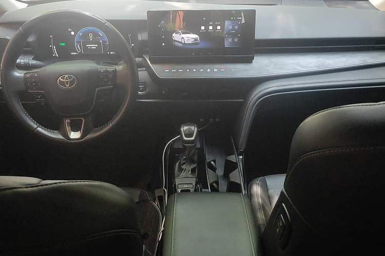 Used Toyota Camry 2024 Dual-Motor 2.0 HGVP Luxury Edition Center Console