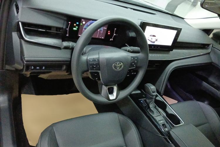 Used Toyota Camry 2024 Dual-Motor 2.0 HE Elite Edition Center Console
