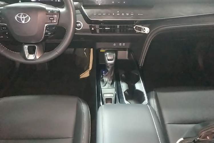 Used Toyota Camry 2024 Dual-Motor 2.0 HGVP Luxury Edition Gear Lever