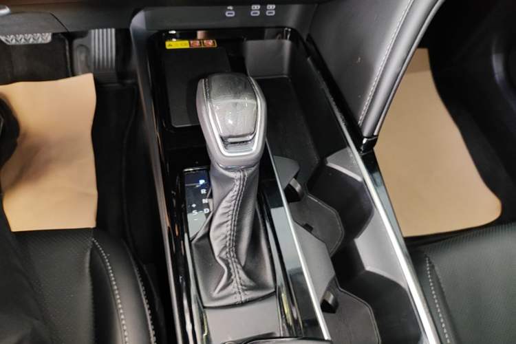 Used Toyota Camry 2024 Dual-Motor 2.0 HGVP Luxury Edition Gear Lever