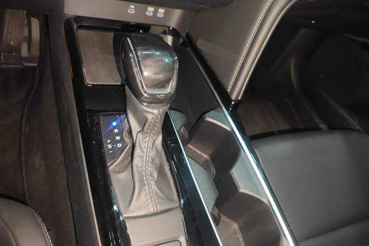 Used Toyota Camry 2024 Dual-Motor 2.0 HE Elite Edition Gear Lever