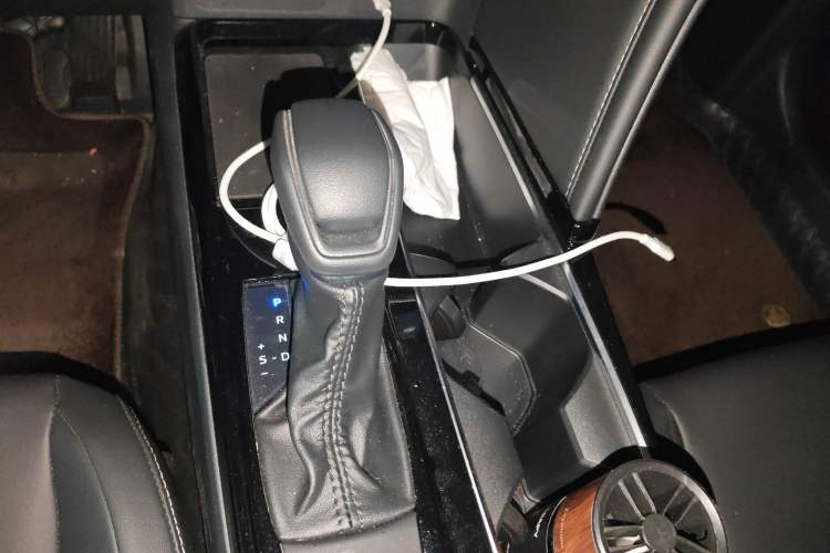 Used Toyota Camry 2024 Dual-Motor 2.0 HE Elite Edition Gear Lever