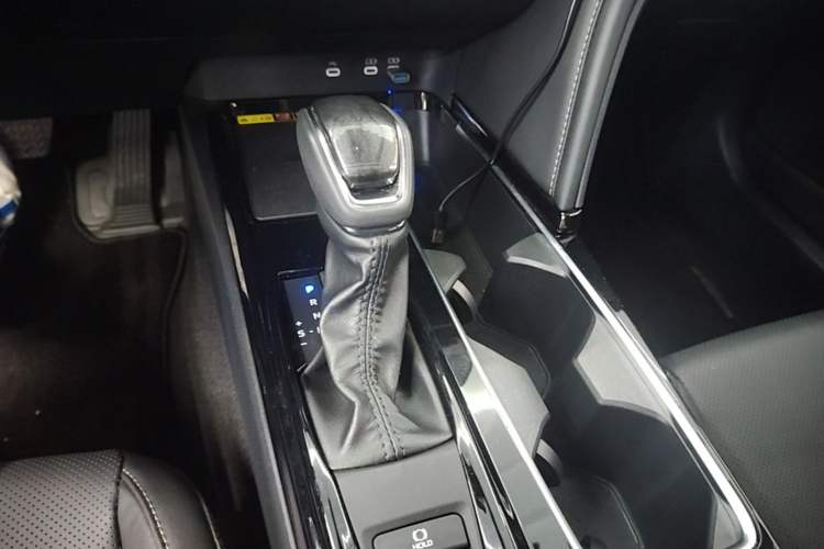 Used Toyota Camry 2024 Dual-Motor 2.0 HGVP Luxury Edition Gear Lever