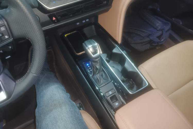 Used Toyota Camry 2024 Dual-Motor 2.0 HGVP Luxury Edition Gear Lever