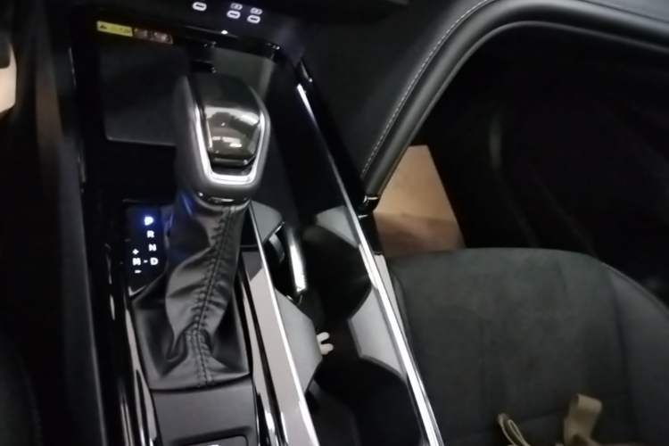 Used Toyota Camry 2024 2.0S Sport Edition Gear Lever