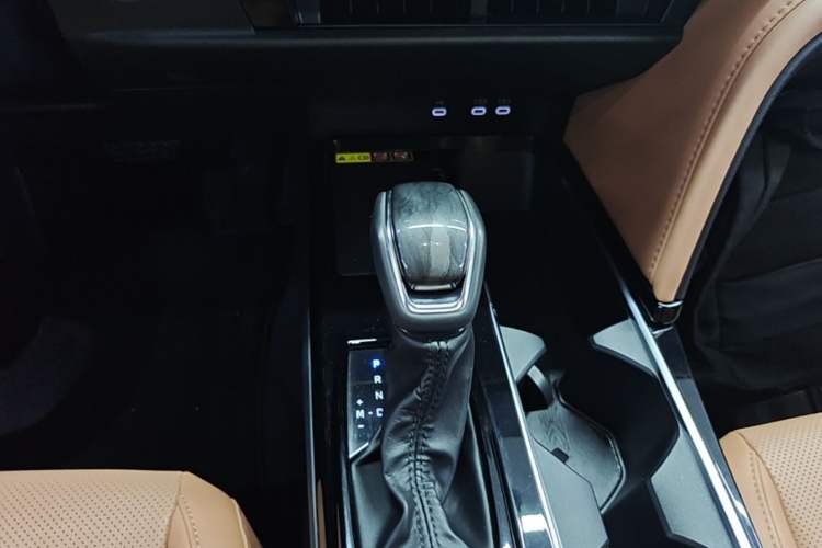 Used Toyota Camry 2024 2.0 GVP Luxury Edition Gear Lever