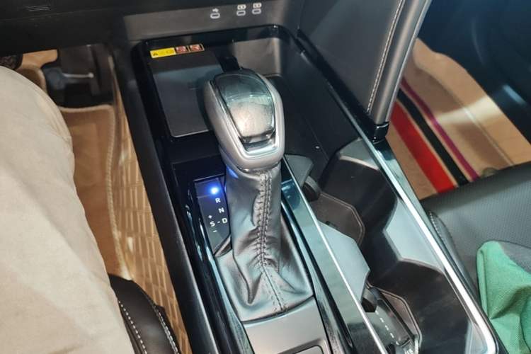 Used Toyota Camry 2024 Dual-Motor 2.0 HGVP Luxury Edition Gear Lever
