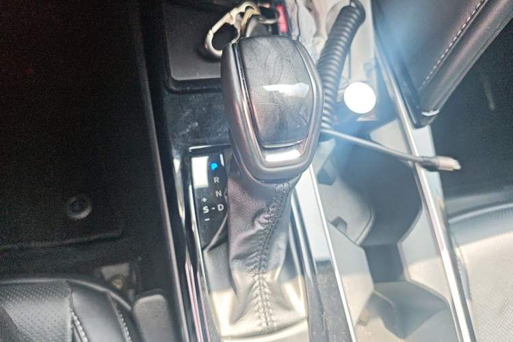 Used Toyota Camry 2024 Dual-Motor 2.0 HGVP Luxury Edition Gear Lever
