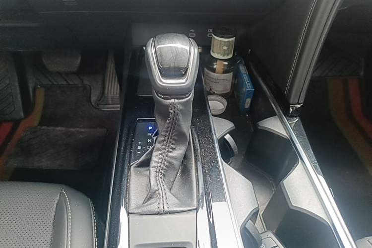 Used Toyota Camry 2024 Dual-Motor 2.0 HGVP Luxury Edition Gear Lever