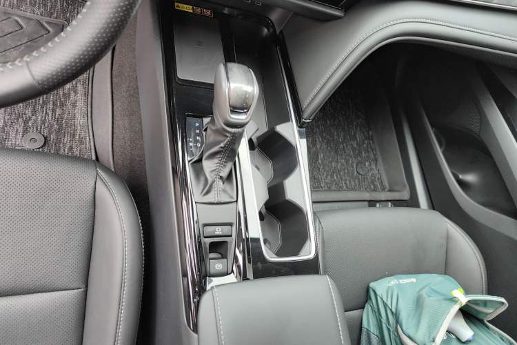 Used Toyota Camry 2024 2.0 GVP Luxury Edition Gear Lever