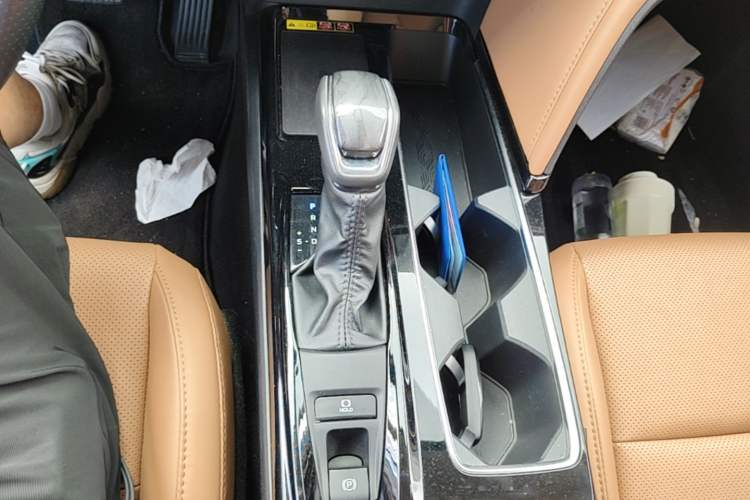 Used Toyota Camry 2024 Dual-Motor 2.0 HGVP Luxury Edition Gear Lever