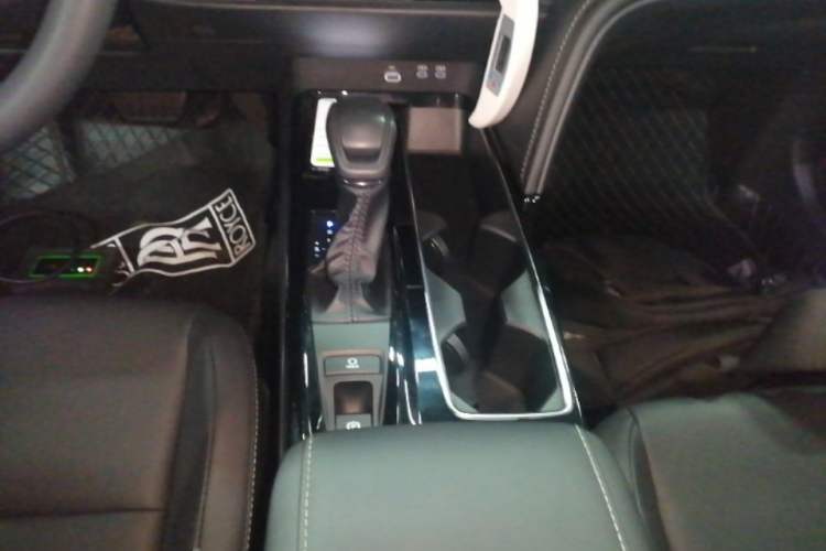 Used Toyota Camry 2024 Dual-Motor 2.0 HE Elite Edition Gear Lever