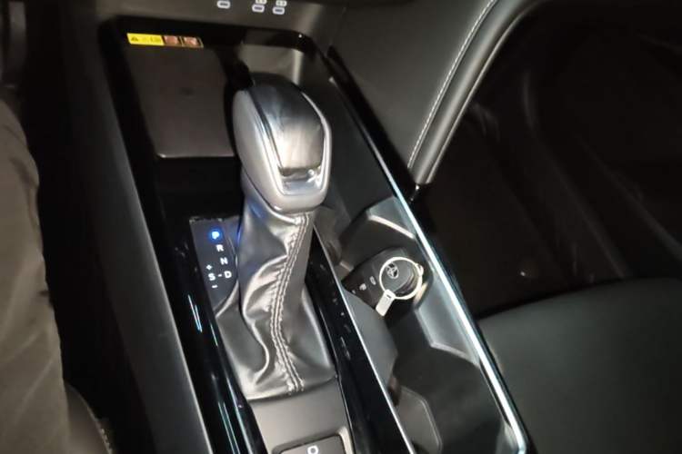 Used Toyota Camry 2024 Dual-Motor 2.0 HGVP Luxury Edition Gear Lever