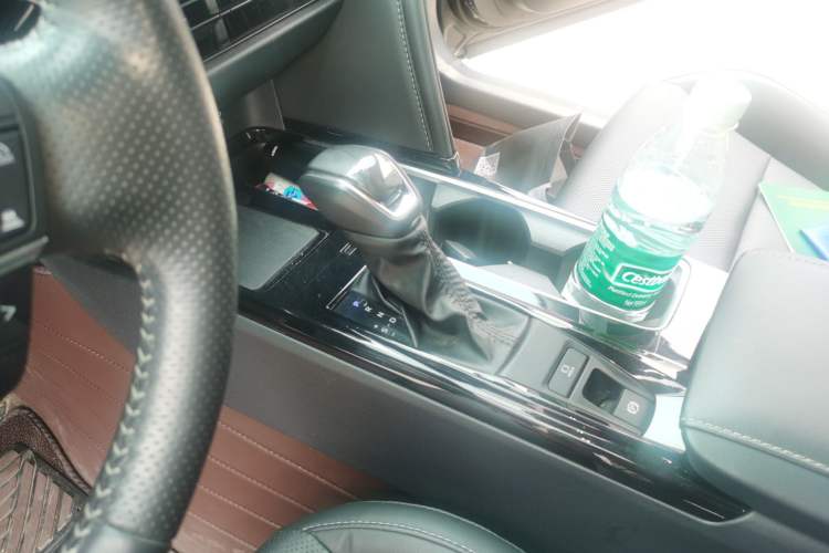 Used Toyota Camry 2024 Dual-Motor 2.0 HGVP Luxury Edition Gear Lever