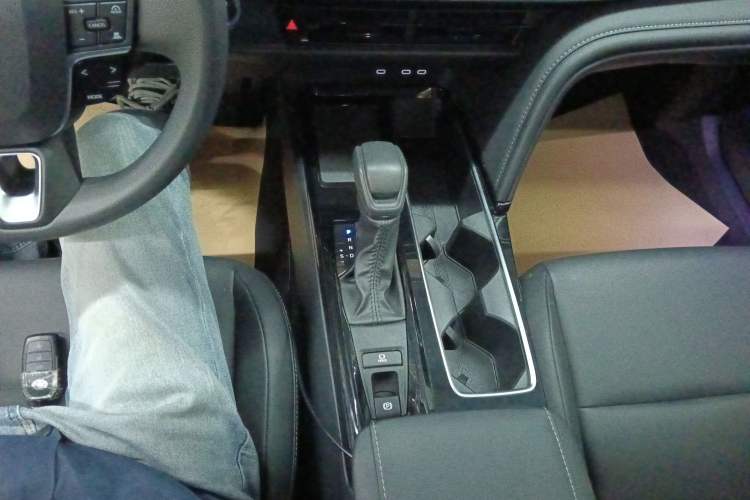 Used Toyota Camry 2024 Dual-Motor 2.0 HE Elite Edition Gear Lever