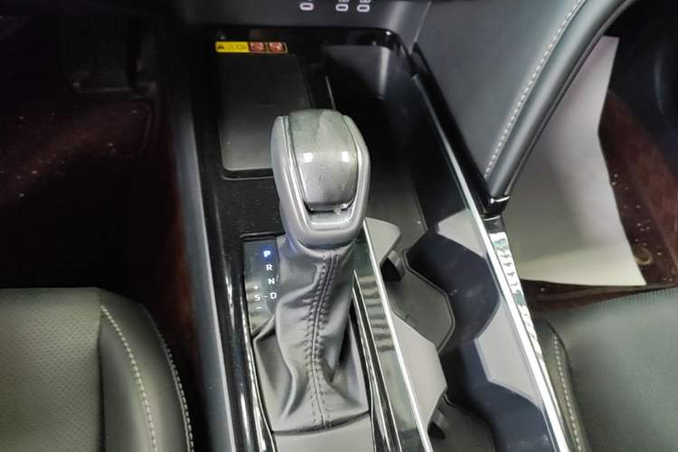 Used Toyota Camry 2024 Dual-Motor 2.0 HGVP Luxury Edition Gear Lever