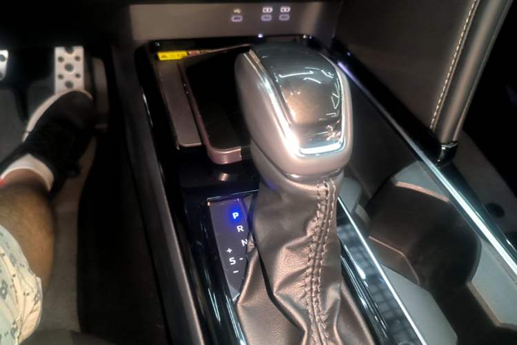 Used Toyota Camry 2024 Dual-Motor 2.0 HXS Sport Plus Edition Gear Lever