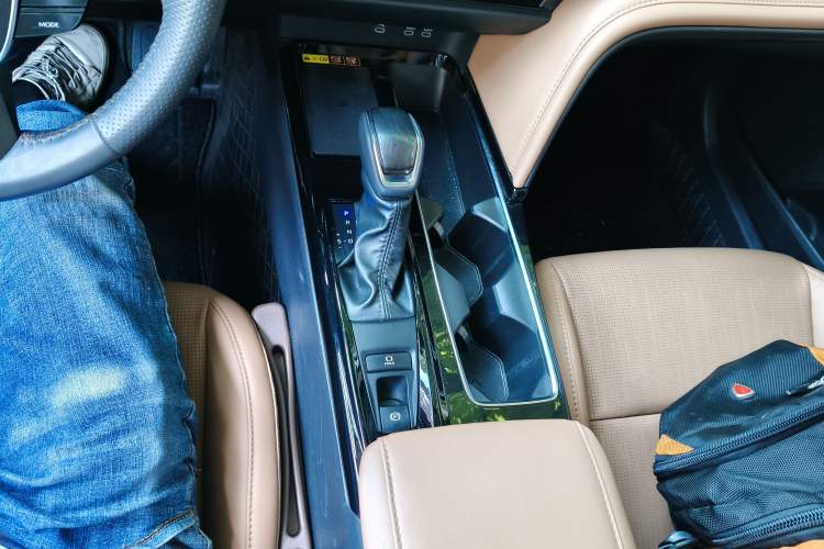 Used Toyota Camry 2024 Dual-Motor 2.0 HG Premium Edition Gear Lever
