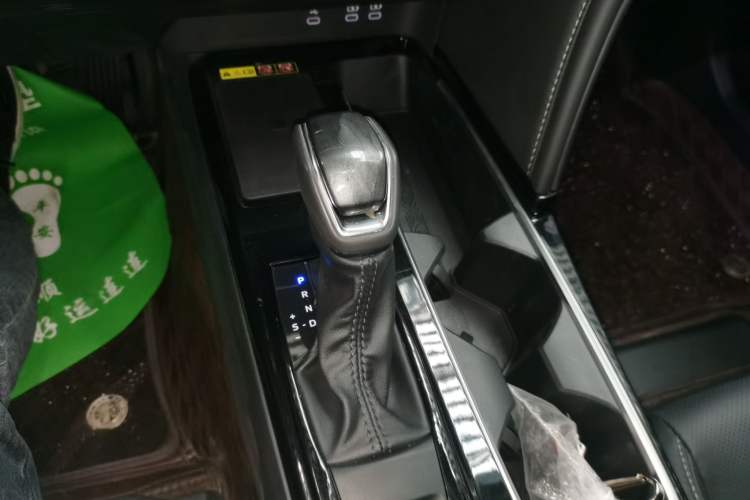 Used Toyota Camry 2024 Dual-Motor 2.0 HGVP Luxury Edition Gear Lever