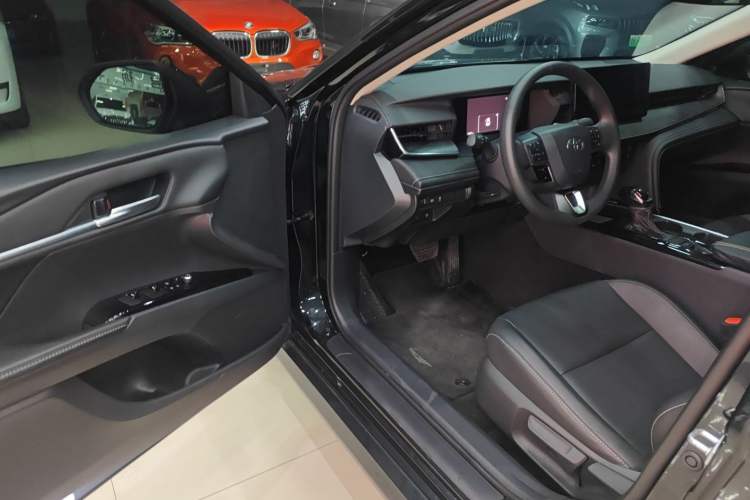 Used Toyota Camry 2024 Dual-Motor 2.0 HE Elite Edition Interior 3
