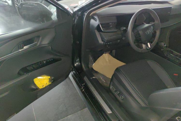 Used Toyota Camry 2024 Dual-Engine 2.5HG Prestige Edition Interior 3