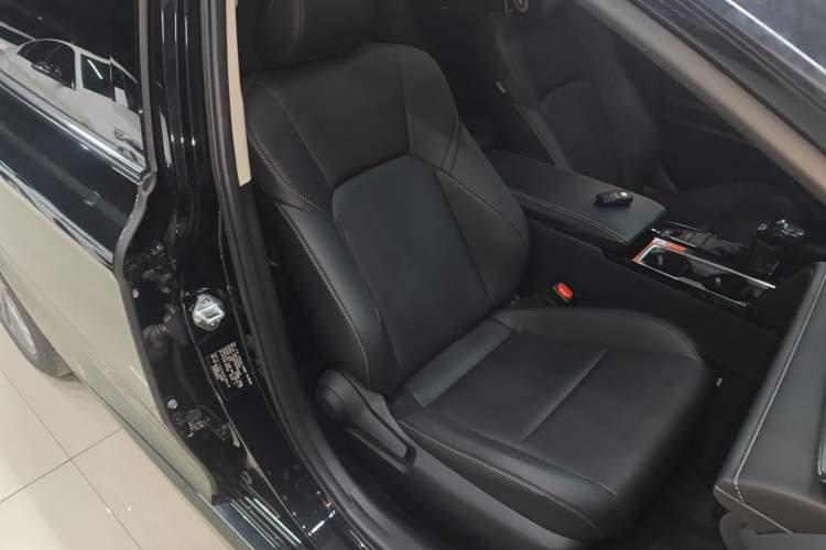 Used Toyota Camry 2024 Dual-Motor 2.0 HE Elite Edition Right Front Seat